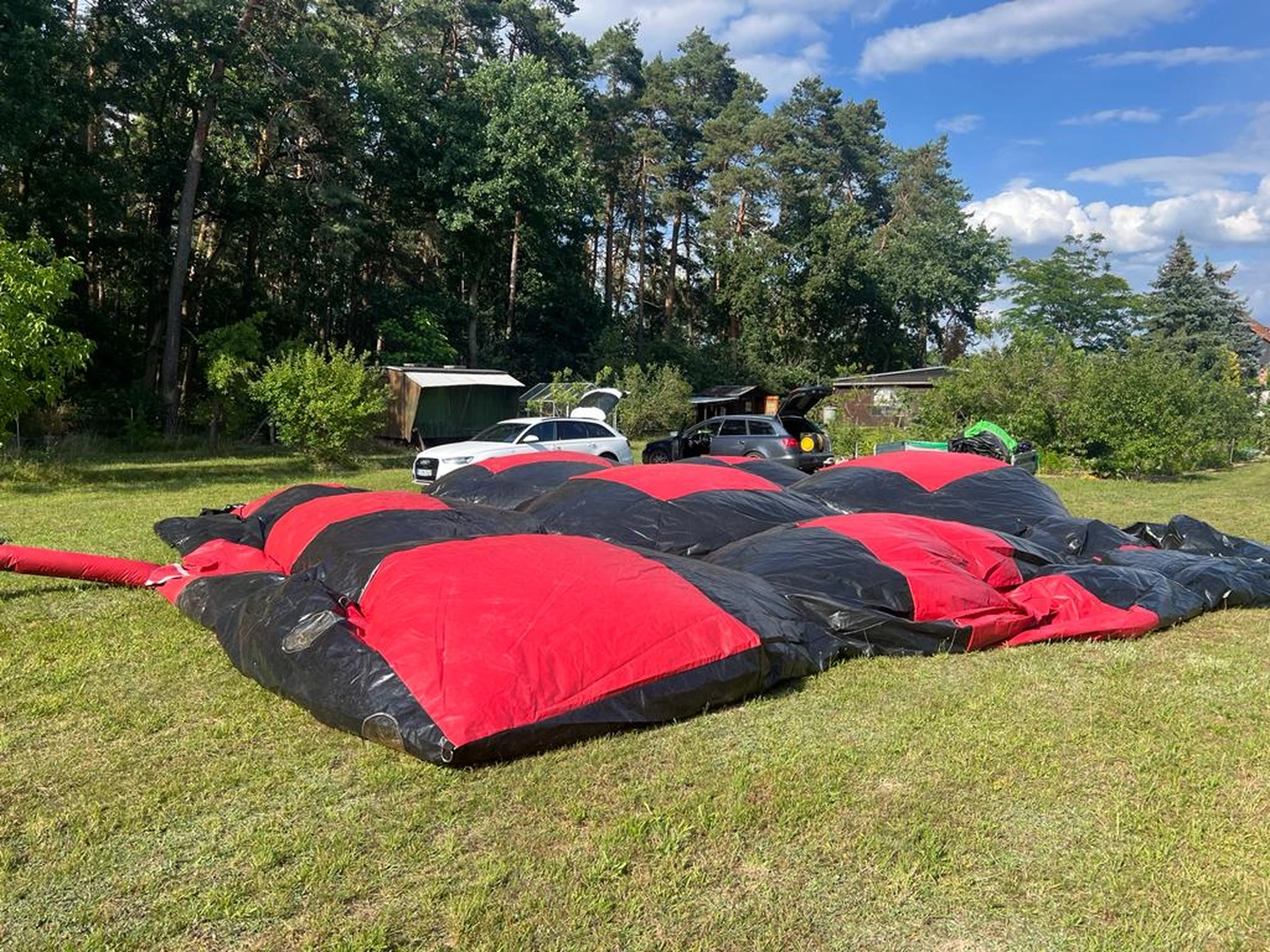 Hüpfburg vor dem Aufblasen